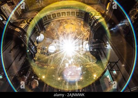 Pechino, Austria. Xviii Apr, 2019. Il sole splende attraverso il tetto di windows in stato Sala della Biblioteca Nazionale Austriaca a Vienna, in Austria, il 18 aprile 2019. Credito: Guo Chen/Xinhua/Alamy Live News Foto Stock