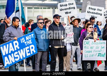 Gennaio 4, 2020 San Jose / CA / STATI UNITI D'AMERICA - Anti-guerra di protesta di fronte al municipio nel centro cittadino di San Jose; Foto Stock