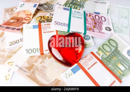 Forma di cuore sulle banconote in euro. Il cuore si trova sulle banconote in euro. Cuore con banconote. Foto Stock