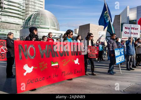 Gennaio 4, 2020 San Jose / CA / STATI UNITI D'AMERICA - Anti-guerra di protesta di fronte al municipio nel centro cittadino di San Jose; Foto Stock