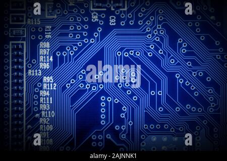 Moderna tecnologia microchip sullo sfondo di una scheda a circuito stampato o circuito stampato Foto Stock