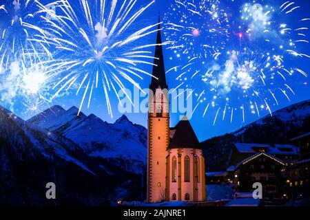 Heiligenblut am Grossglockner con fuochi d'artificio celebrazioni. Il veglione di capodanno in Heiligenblut, Austria. Foto Stock