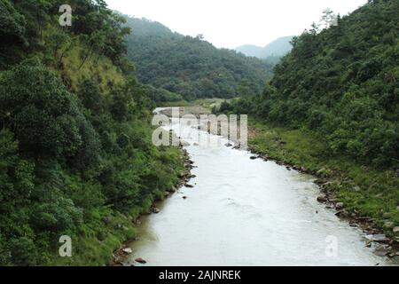 Vista del fiume Po tra due montagne Foto Stock