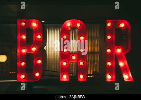 BAR segno con luci nel buio. Foto Stock