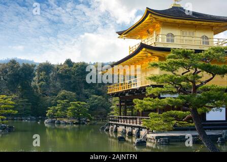 Famoso Kinkaku-ji il tempio d'oro Padiglione a Kyoto, Giappone Foto Stock