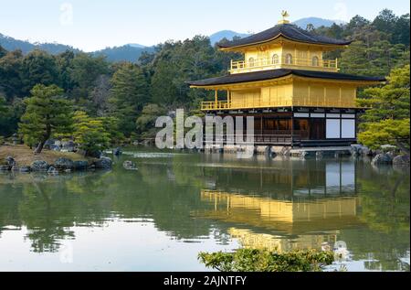 Kinkaku-ji il tempio e la sua riflessione d'oro nel laghetto circostante giardino a Kyoto, Giappone Foto Stock