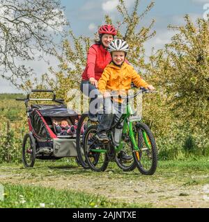 Godendo di primavera la natura durante una gita in bicicletta con la famiglia Foto Stock