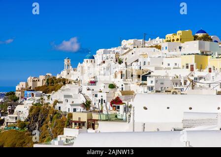 Bianco tradizionali edifici affacciati sul Mar Egeo in Fira, Santorini, Grecia Foto Stock