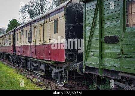 Il vecchio treno carrages su una ferrovia in disuso via Foto Stock