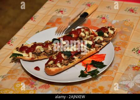 Tradizionale polacco il fast food Pancake fatti in casa con il salame e i pomodori Foto Stock