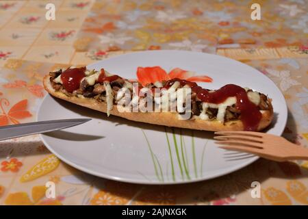 In casa tradizionale pancake con funghi salame di pomodoro e ketchup Foto Stock