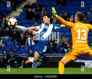 Pechino, Spagna. 24 apr, 2019. RCD Espanyol di Wu Lei (L) segna un gol contro il Celta de Vigo il portiere Ruben Blanco durante un campionato spagnolo match tra RCD Espanyol e Celta de Vigo a Barcellona, Spagna, il 24 aprile 2019. Credito: Joan Gosa/Xinhua/Alamy Live News Foto Stock