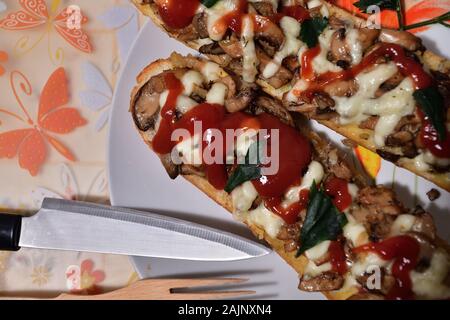 In casa tradizionale pancake con funghi salame di pomodoro e ketchup Foto Stock