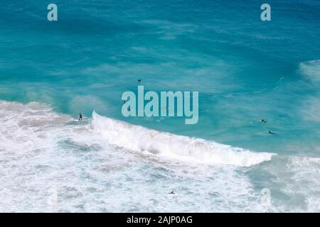 Elevato angolo di visione del gruppo del corpo del surfista a Città del Capo in Sud Africa Foto Stock