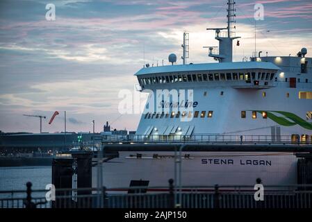 Liverpool, Regno Unito - 29 DIC 2019: Il foward mazzo di traghetto Stena Lagan ancorata a Liverpool presso sunrise Foto Stock