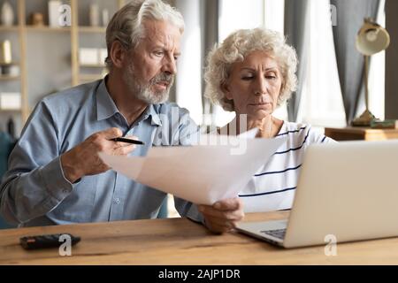 Coppia di anziani gestire budget avente debiti insoluti si sente sollecitata Foto Stock