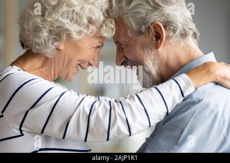 Età matura guardando ogni altra toccando con fronte Foto Stock