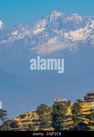 La gamma della montagna vista terrazza dietro le aziende agricole in Nagarkot, Nepal Foto Stock