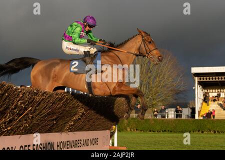 Sfera di Gala racing a Wincanton sesto in gara per vincere l'Handicap BoyleSports siepi cavalcato da fantino Tom O'Brien e addestrati da Philip Hobbs Foto Stock