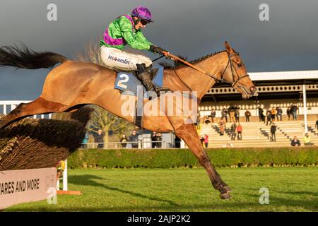 Sfera di Gala racing a Wincanton sesto in gara per vincere l'Handicap BoyleSports siepi cavalcato da fantino Tom O'Brien e addestrati da Philip Hobbs Foto Stock