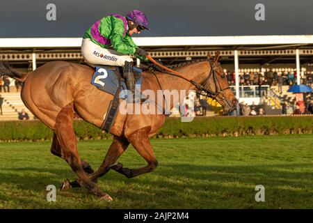 Sfera di Gala racing a Wincanton sesto in gara per vincere l'Handicap BoyleSports siepi cavalcato da fantino Tom O'Brien e addestrati da Philip Hobbs Foto Stock