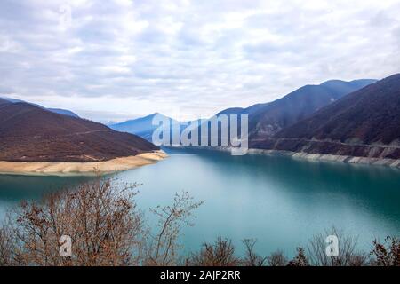 Il pittoresco panorama del serbatoio Zhinvali d'inverno. La Georgia Foto Stock