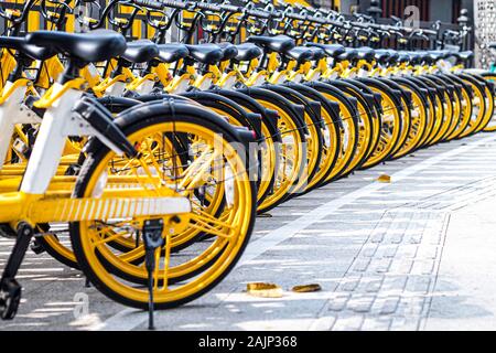 Dicembre 2019 Guangzhou Cina biciclette a noleggio che si trova lungo la strada principale per servire pubblico e collegare da una zona all altra. Il parcheggio per le bici sign in pubblico Foto Stock