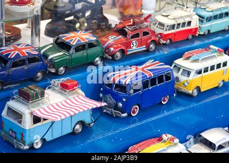 Volkswagen modellini di auto e camper su un mercato in stallo Foto Stock