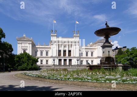 Fontana e fiori di fronte alle principali università di Lund in Svezia Foto Stock