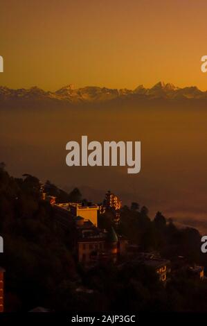 Alba sul monte Himalayano picchi in Nepal Foto Stock