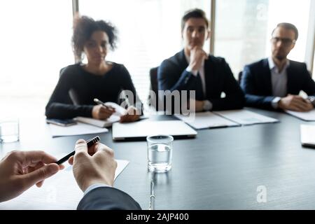 I datori di lavoro multietnica intervista candidato alla riunione in ufficio Foto Stock