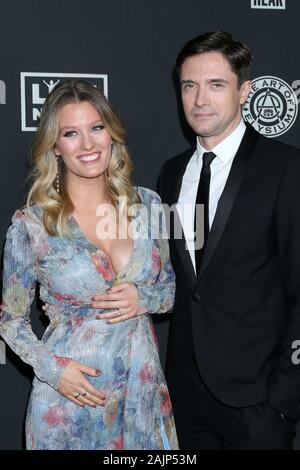 Il 4 gennaio 2020, Los Angeles, CA, Stati Uniti d'America: LOS ANGELES - JAN 4: Ashley Grazia e Topher Grace all'arte di Elysium Gala - arrivi a Hollywood Palladium su Gennaio 4, 2020 a Los Angeles, CA (credito Immagine: © Kay Blake/ZUMA filo) Foto Stock