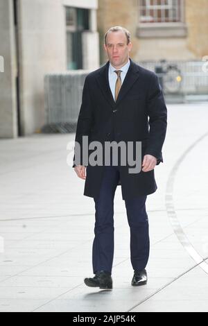 Londra, UK, 5 gen, 2020. Segretario di Stato per gli affari esteri Dominic Raab visto arrivare alla BBC Studios di Londra Credito: WFPA/Alamy Live News Foto Stock