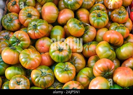 Carni bovine i pomodori per la vendita su un mercato Foto Stock