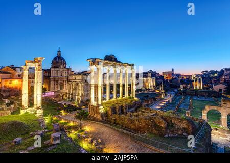 Le rovine del Foro Romano di Roma all'alba Foto Stock