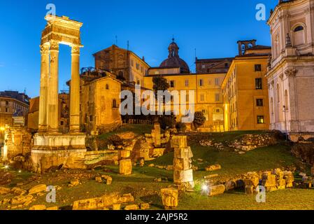 Il Tempio di Apollo Sosianus a Roma, in Italia, al crepuscolo Foto Stock