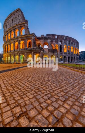 Il famoso Colosseo a Roma all'alba Foto Stock