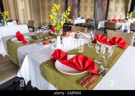 Preparazione delle impostazioni di tabella in un lussuoso ristorante con un menù à la carte. Foto Stock