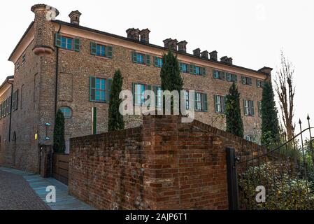 Neive e Barbaresco, due incantevoli luoghi costruiti sulle colline delle Langhe, patrimonio dell'umanità dell'UNESCO. In queste zone i migliori vini del Piedmon Foto Stock