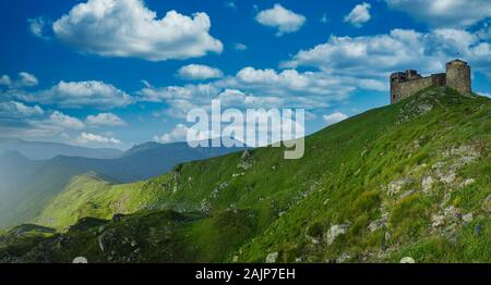 Il vecchio castello di osservatorio sulla parte superiore della gamma della montagna, viaggi sfondo naturale, vista panoramica Foto Stock