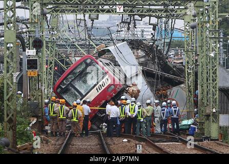 (200105) -- PECHINO, 5 gennaio 2020 (Xinhua) -- Il treno di collisione è visto sulla scena dell'incidente a Yokohama, Giappone, Sett. 5, 2019. Un uomo è stato confermato morto e 34 feriti dopo un treno entra in collisione con un camion a Yokohama, a sud di Tokyo, sul Sett. 5, 2019, facendo in modo che le sezioni del treno per deragliare. (Xinhua/Ma Caoran) Foto Stock