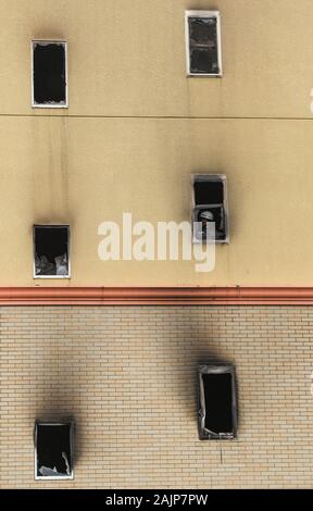 (200105) -- PECHINO, 5 gennaio 2020 (Xinhua) -- un vigile del fuoco funziona all'interno di una animazione di Kyoto studio edificio dopo un incendio doloso a Kyoto, Giappone, luglio 19, 2019. Un incendio presso uno studio di animazione nella città di Kyoto, Giappone occidentale, 36 morti e 33 altri feriti. (Xinhua/Du Natalino) Foto Stock