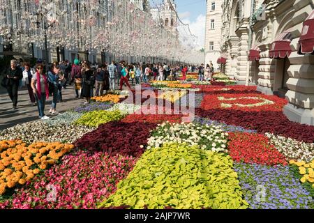 Mosca, Russia - Luglio 20, 2019: folla di turisti camminando sulla Nikolskaya street in estate durante il festival dei fiori. inceppamento Foto Stock