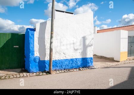 Caratteristico blu e bianco linea case di una strada in una piccola parrocchia nel comune di Obidos, Portogallo Foto Stock