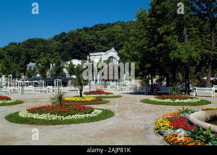 Baden, Austria - Luglio 17, 2009: letti di fiori e Summer-Arena, eseguendo un teatro nel Kurpark Foto Stock