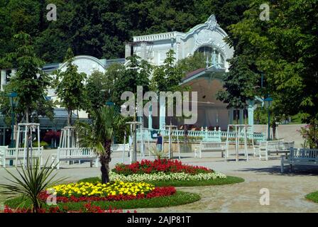 Baden, Austria - Luglio 17, 2009: letti di fiori e Summer-Arena, eseguendo un teatro nel Kurpark Foto Stock