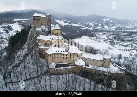 Veduta aerea del castello di Orava in inverno, Oravsky Podzamok, Slovacchia Foto Stock
