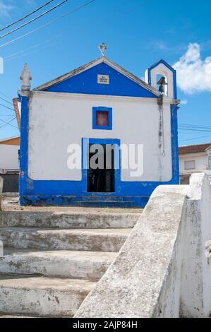 Caratteristico blu e bianco di linea della chiesa una strada in un piccolo borgo nel Comune di Obidos, Portogallo Foto Stock