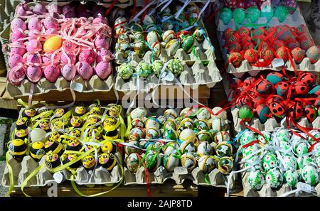 Vienna, Austria - 27 Marzo 2016: visualizza con colorate le uova di Pasqua il tradizionale mercato di Pasqua sulla piazza Freyung Foto Stock