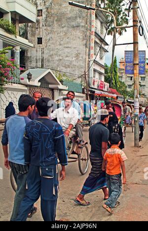Dacca in Bangladesh - 17 Settembre 2007: persone non identificate e rickshaws nella capitale Foto Stock